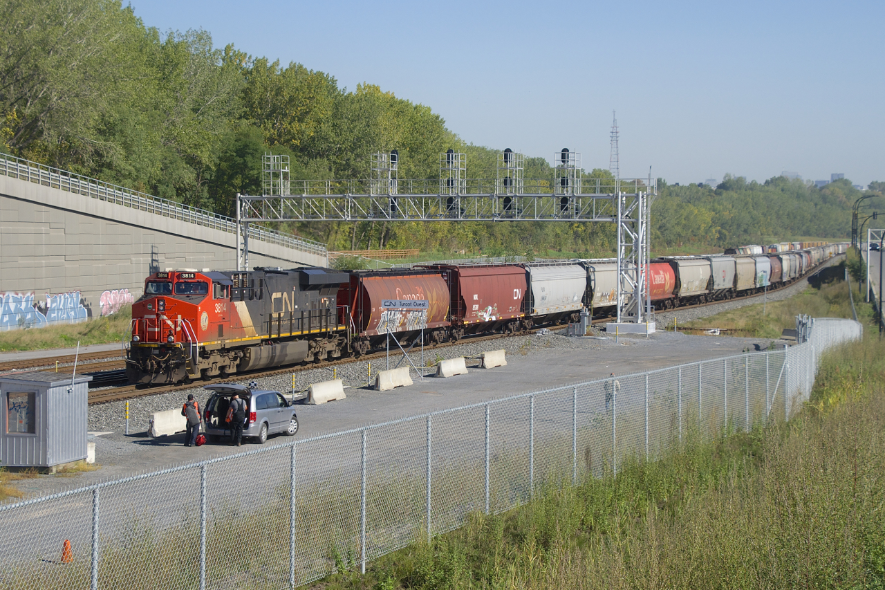 CN 875 is coming to a stop at Turcot Ouest as the outbound crew prepares to get on. A single CN ES44Ac is all the power needed on this 128-car empty grain train.
