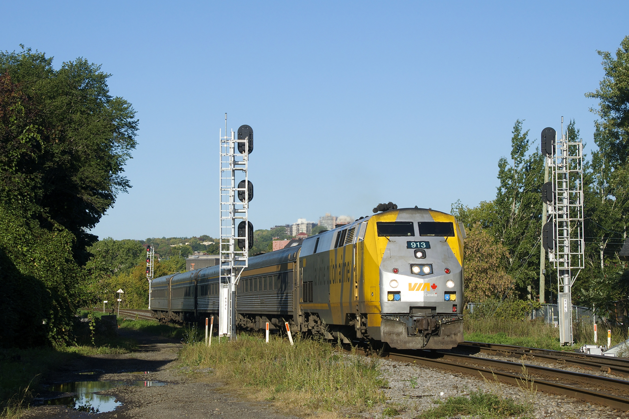 VIA 22 splits the signals near MP 3 of CN's Montreal Sub with VIA 913 and four HEP cars. Get your shots while you can; with VIA Rail receiving new Siemens trainsets now, the P42DC's and HEP cars in the corridor are living on borrowed time.