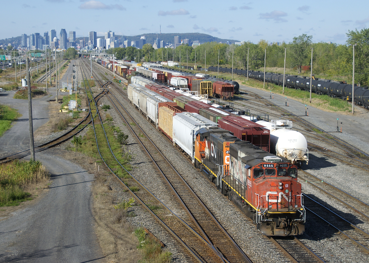 CN 522 has six cars for Saint-Jean-sur-Richelieu and CN 9555 & CN 4765 for power as it backs up on the St-Hyacinthe Sub. Soon it will use the crossovers at left to access the Rouses Point Sub.