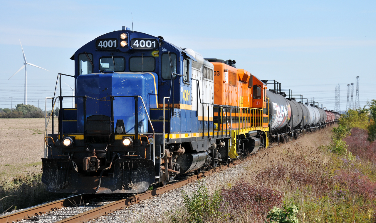 RLK 4001 and GEXR 2303 slowly make their way towards Franklin yard with 28 cars