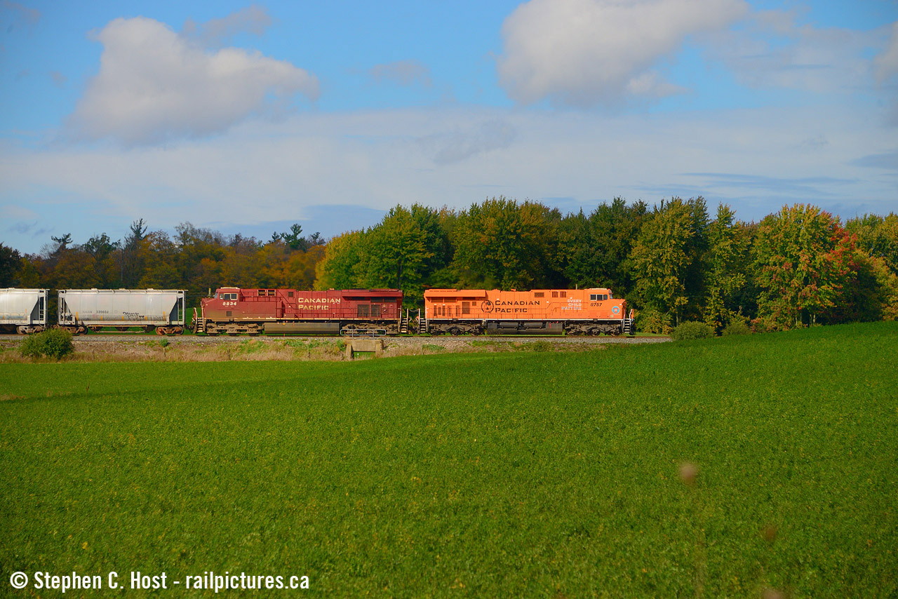 CP 254 with the "All Lives Matter" 8757 eastbound on CP 254 30 minutes ago as it passes through a suckerhole of sun. Thank god, it's been awfully dreary and the fall colours... are incredibly disappointing this year. This certainly makes up for the lack of it :)