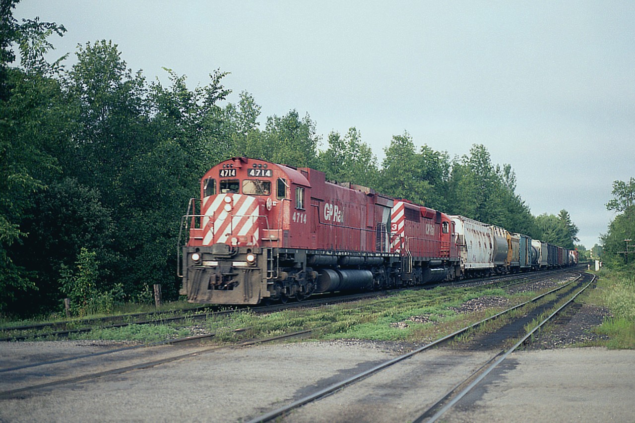 Like so many of us, I sure miss these beasts. The MLW M-636 behemoths back then ruled the day. The trailing SD40 looks so insignificant, although these days the fading numbers of SD40-2s are almost 'prized' by rail photographers.
The scene shows CP 4714 and 5543 coming up to the crossing at First Line west of Guelph Junction.