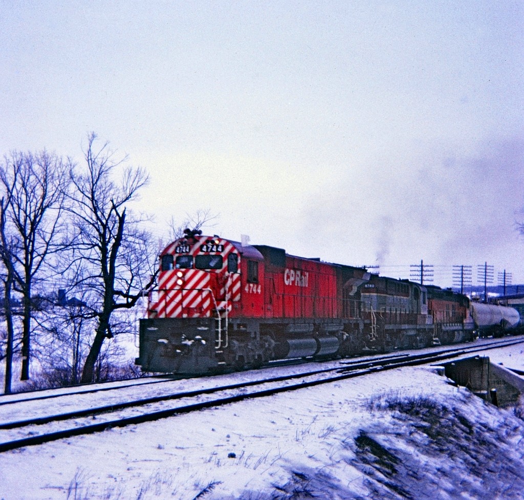 Extra West, with CP 4744 - 8780 and trailing leased unit B&LE 822. A cruddy winter afternoon near Campbellville and a Kodak Instamatic memory.