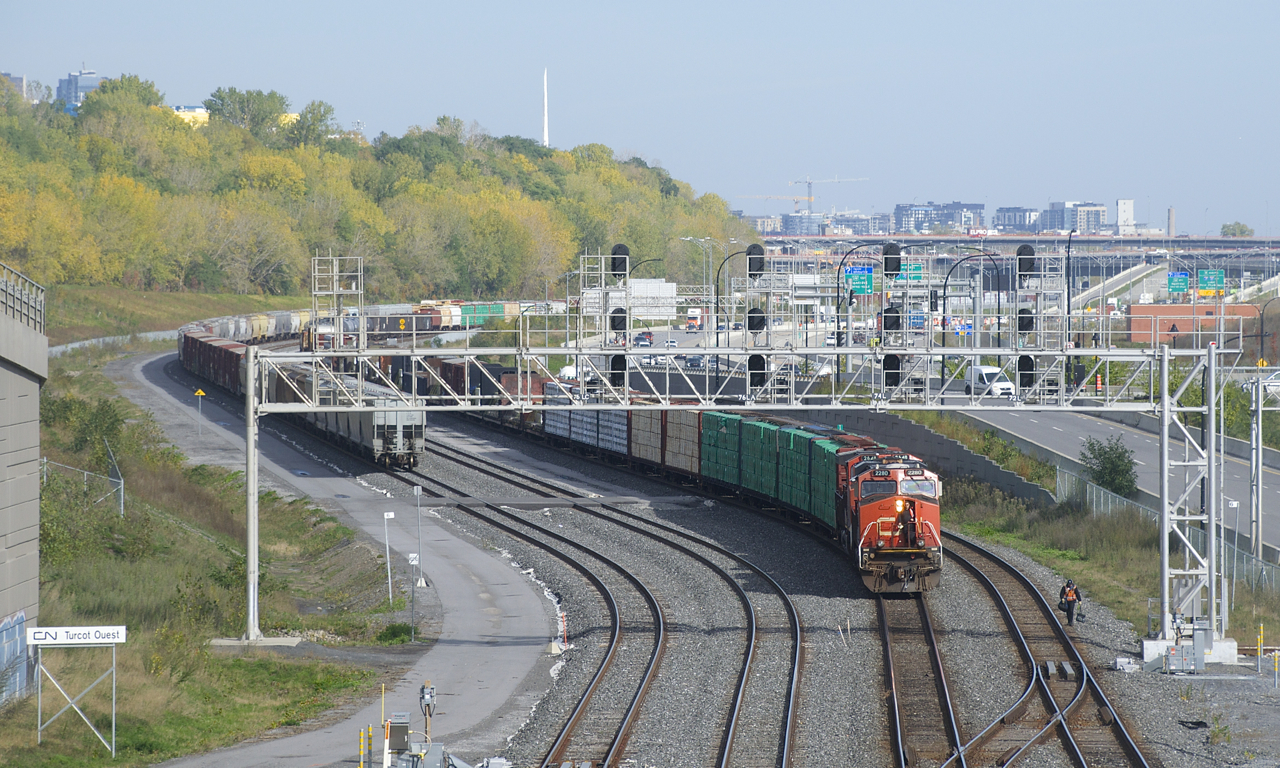 CN 305 has lumber and aluminum up front as it changes crews at Turcot Ouest.