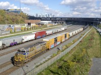 The sun comes out as CN 305 approaches the crew change spot of Turcot Ouest with an ex-Citirial leader. 