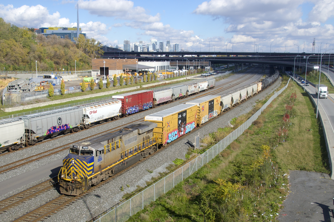 The sun comes out as CN 305 approaches the crew change spot of Turcot Ouest with an ex-Citirial leader.