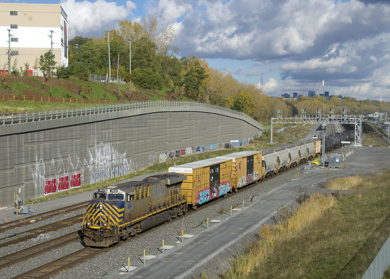After changing crews and letting VIA 62 and VIA 67 pass, CN 305 is on the move from Turcot Ouest. Leading is an ex-Citirail unit, a quite common sight in Montreal recently.