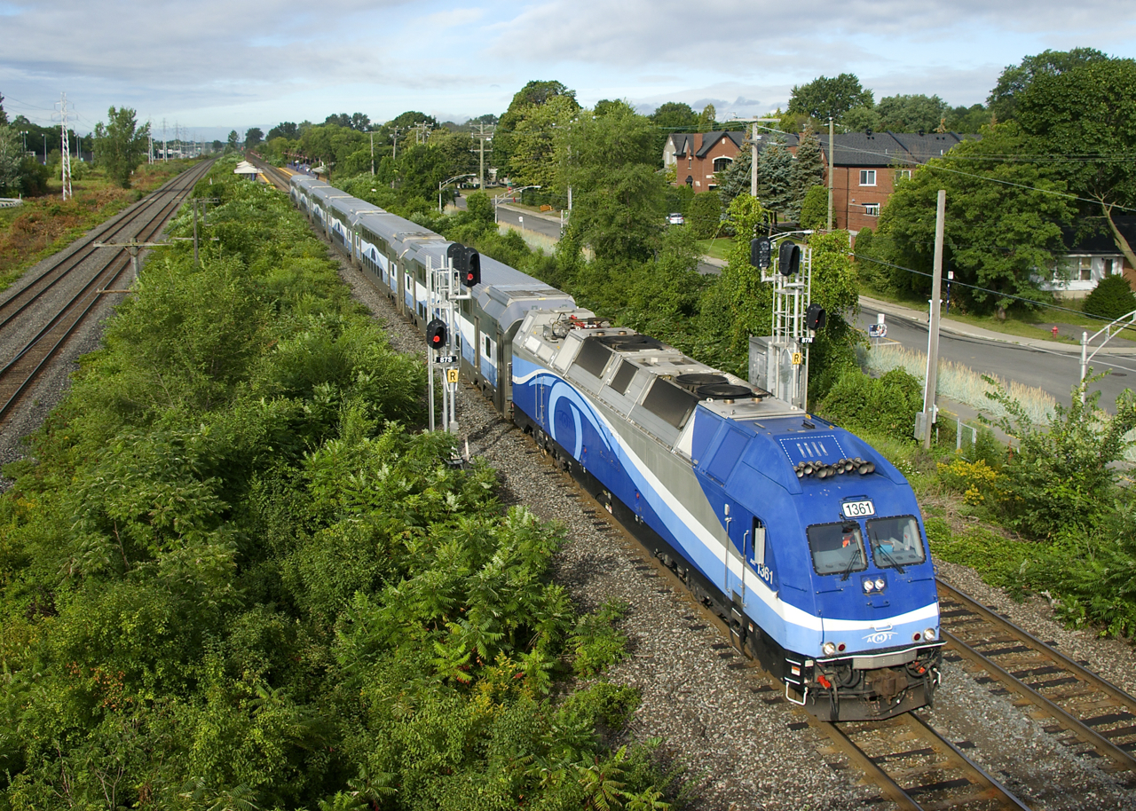 After picking up passengers at Cedar Park Station, EXO 20 is continuing on its way to downtown Montreal.