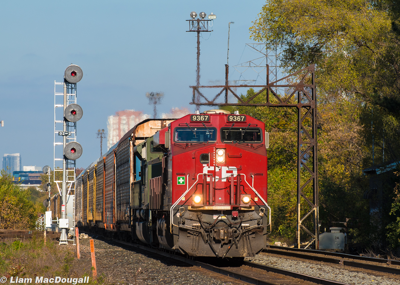 The trees and foliage would suggest otherwise, but it is 6 days into November as CP 147 hauls through the head-on sunlight at Leaside with a relatively clean GEVO at the helm. Trailing is CP 7020, which to my knowledge is yet to lead through Toronto in daylight after almost 2 years of service.