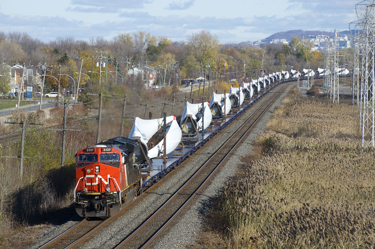 CN X319 is comprised of CN 3137 and 72 windmill blades as it approaches MP 14 of CN's Kingston Sub.