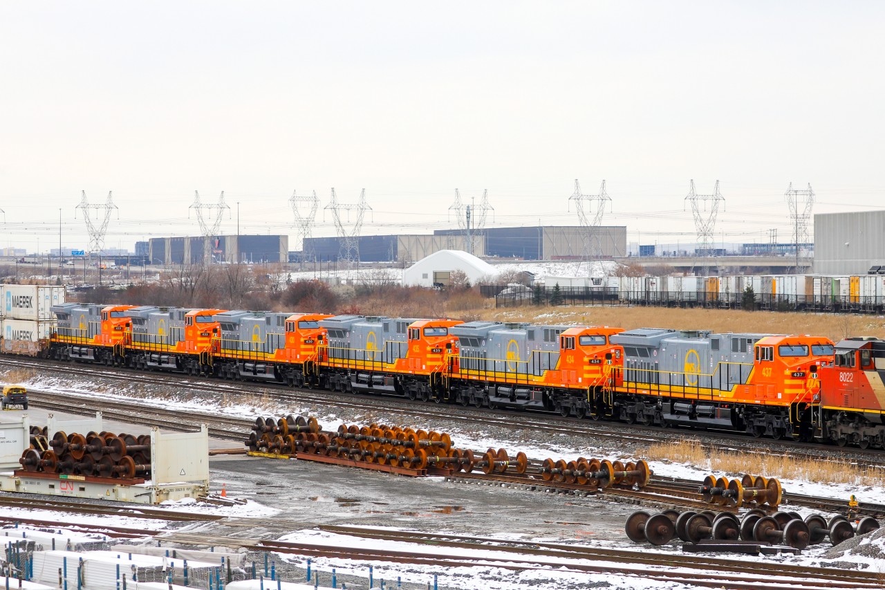 2021.12.21 CN A42231 21 with the first six units of QNS&L’s new AC44C6M order trailing arriving at CN Malport Yard, will dropped all intermodal upfront here. The consist is CN 2289/CN 2628/CN 8022/QNSL 437/QNSL 434/QNSL 435/QNSL 430/QNSL 432/QNSL 433 F/R/R/F/F/F/F/F/F.