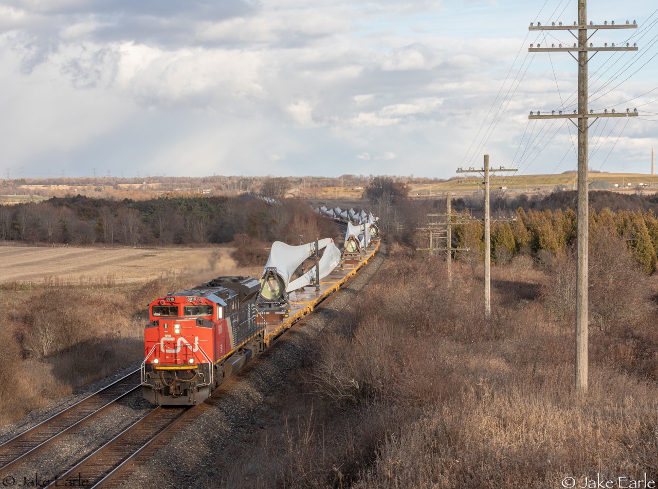 After CN X319 had to wait for some EB VIA’s to do their station stop at Port Hope, the windmill blade train carries along the Kingston Sub almost nearing Toronto, as it passes in Newtonville Rd overpass, located in Clarington.