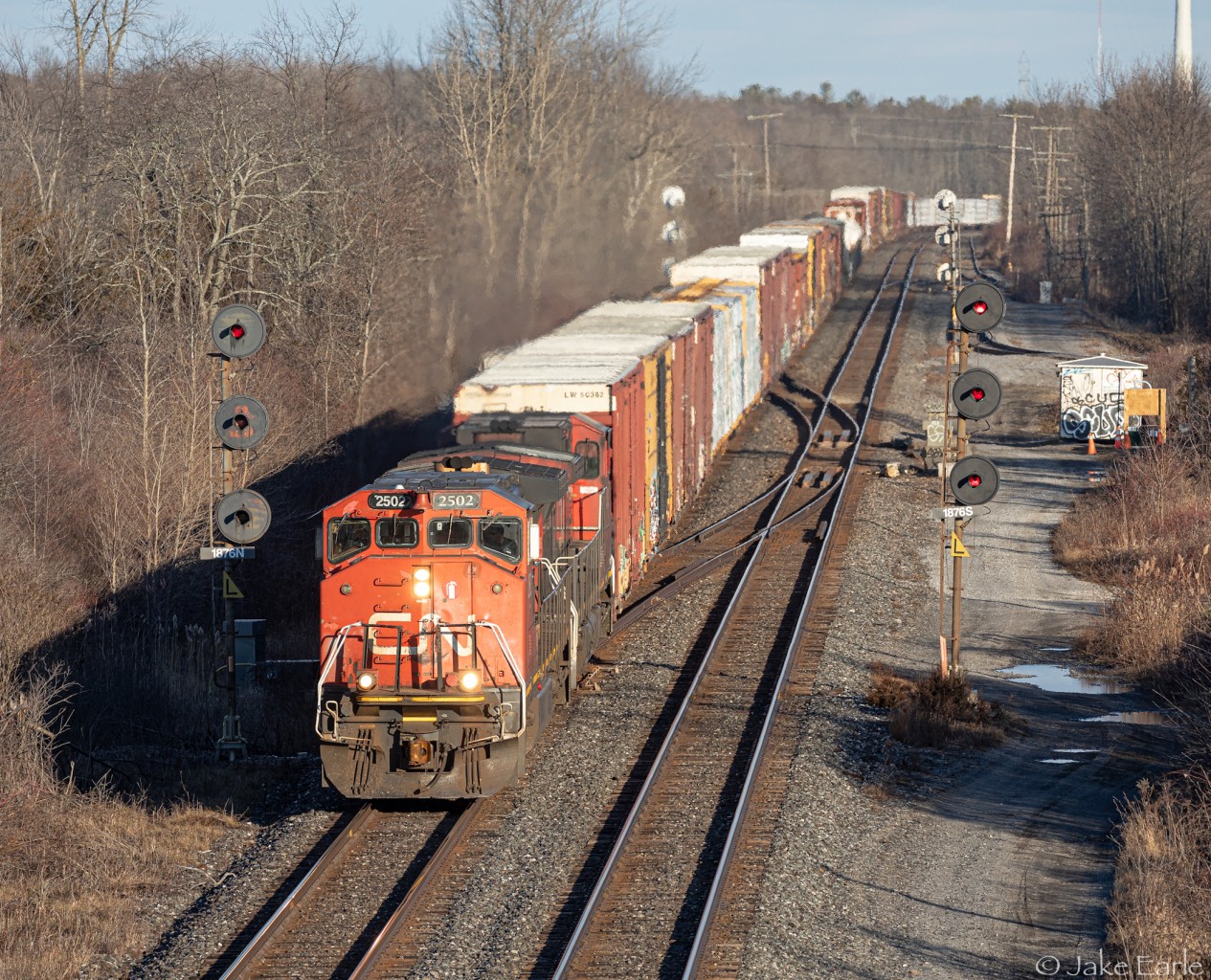 CN X369 takes down a set of old CNR searchlight’s as they’re lighting the right of way for the Kingston Sub. In the consist, are a pair of uncommon C44-9WL’s hauling mixed freight bound for Toronto on a chilly Friday evening.