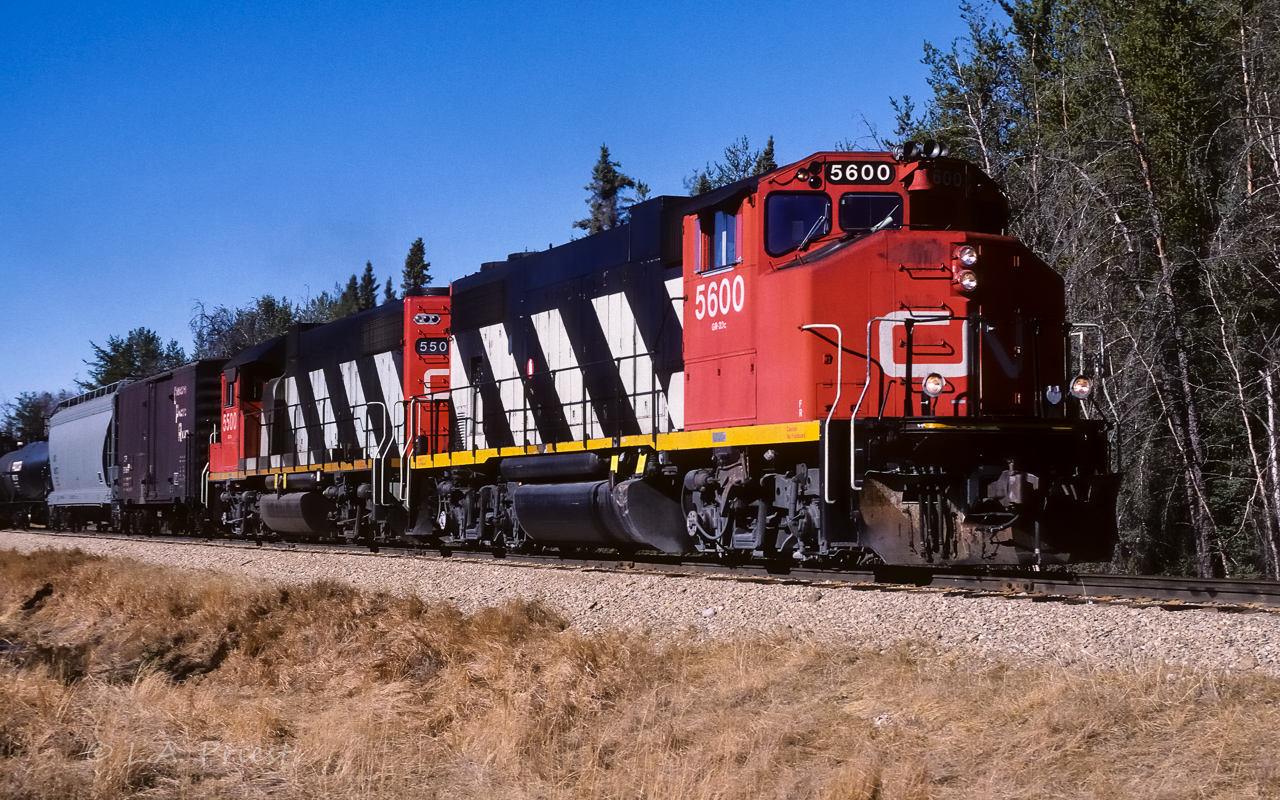 The one time I was able to catch the 5600 paired with the 5500. They do make a nice looking couple. Especially with a CP plug door box, and my fav script lettering on it, following right behind. Photo taken at 10:15 by mile 24.