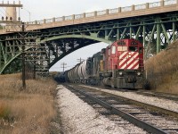 MLW C-424, CP 4242 makes a nice leader as it rolls Hamilton-bound under the McQuesten (High Level) bridge. Second unit is C&0 3539. The 4242 must have been a good 'runner', as it has made the rounds since leaving the CP roster by 1998 and currently is on the Arkansas & Missouri.