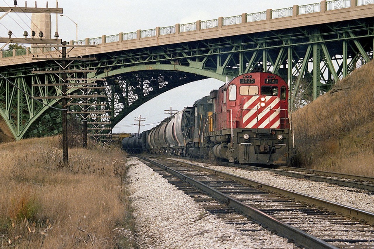 MLW C-424, CP 4242 makes a nice leader as it rolls Hamilton-bound under the McQuesten (High Level) bridge. Second unit is C&0 3539. The 4242 must have been a good 'runner', as it has made the rounds since leaving the CP roster by 1998 and currently is on the Arkansas & Missouri.