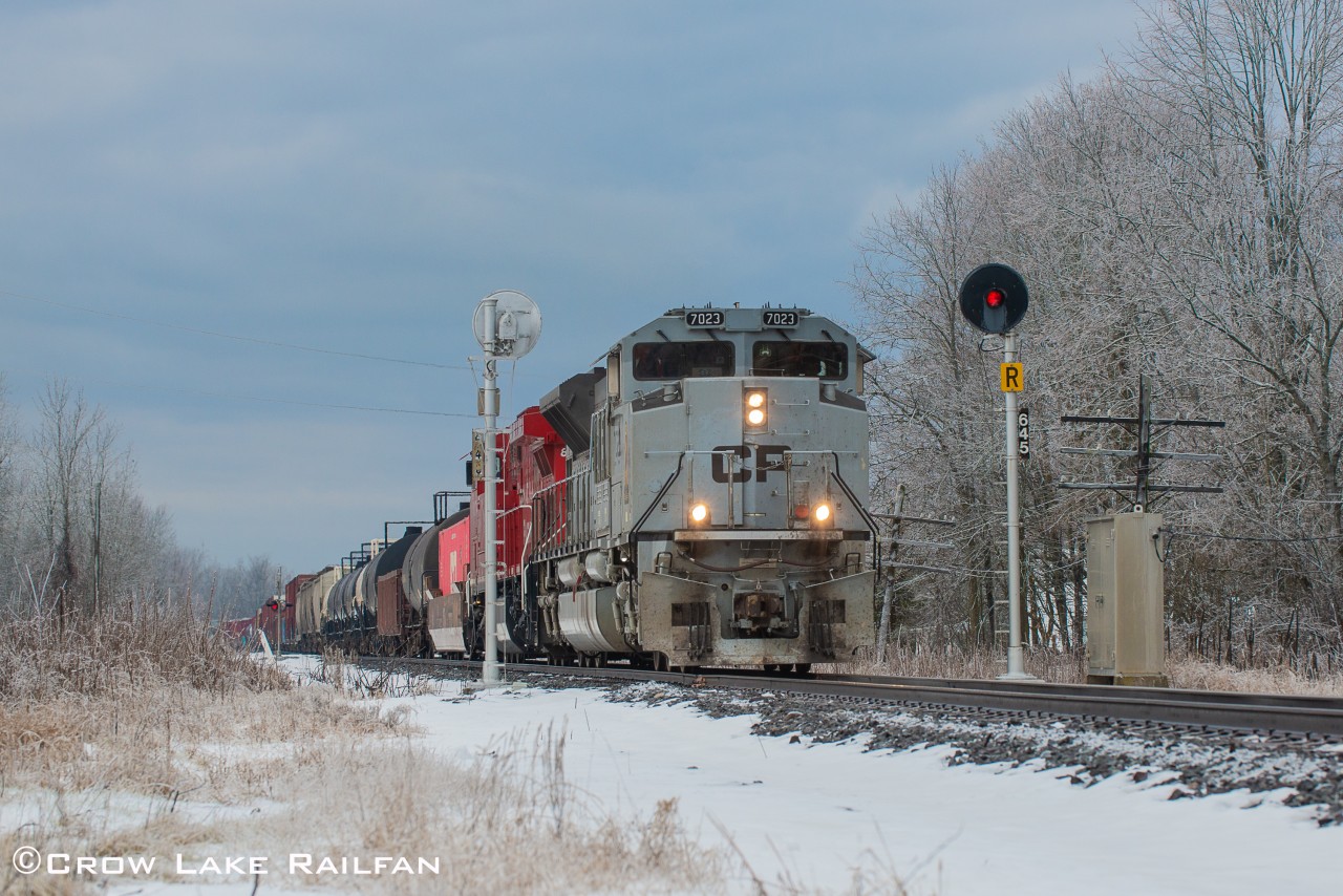 A Toronto origninate 142 blasts through the signals guarding the Lens siding.
I was quite lucky to tune into the online durham scanner to hear that 142 was being lead by 7023. This would mark the first time in months that an ACU lead on the Belleville. Most times crews wye the power or find other ways for the newer GEs to lead.