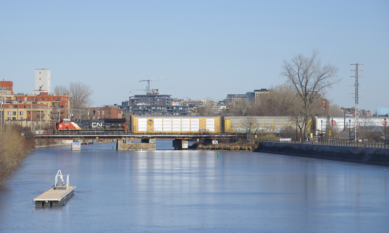 CN 3255 brings up the rear of CN 322 as it heads to Southwark Yard.