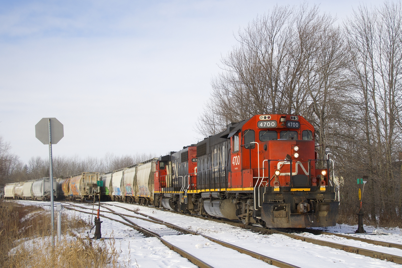After putting its train together at Coteau, CN 538 is headed towards Valleyfied with about 30 cars for local industries there.