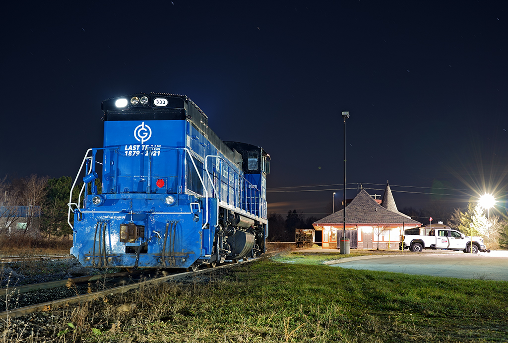 Counting down the hours. 


GMTX 333 idles away in Orangeville for the final time on this early cold fall morning. Once the crew is on duty, they will head north to lift the final 4 cars and begin the trek south to Streetsville Junction thus marking the end of 142 years of rail service to Orangeville.