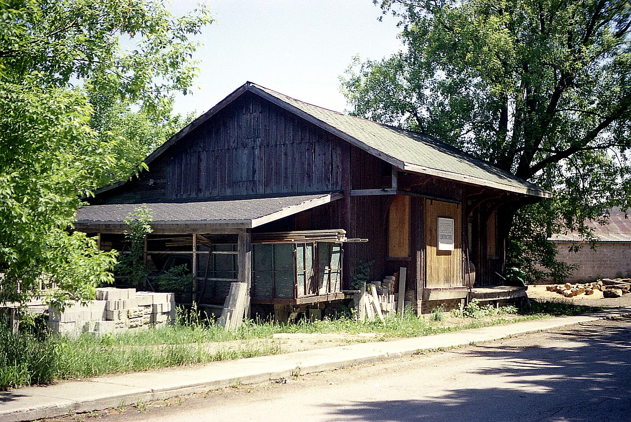 This old building is a mystery to me.  I wish I made note of where I got information from back in the '70s. On a trip to Hanover and area, I made sure I caught a photo of this station, as I knew it to be. But I have no idea where I got the information as I did not write it down. Anyway, this is a "GTR", former GWR station, not too far from the cinder block Hanover station that many people in the area would recall (it was demolished in 1994). Of this building, I had my doubts, but checked Colin Churcher's Railway Pages; and.there it is, a photo very similar to this one, taken 8 years later.  I would imagine it is gone now.
This is just posted for the "station fans".  Sure doesn't look like much.