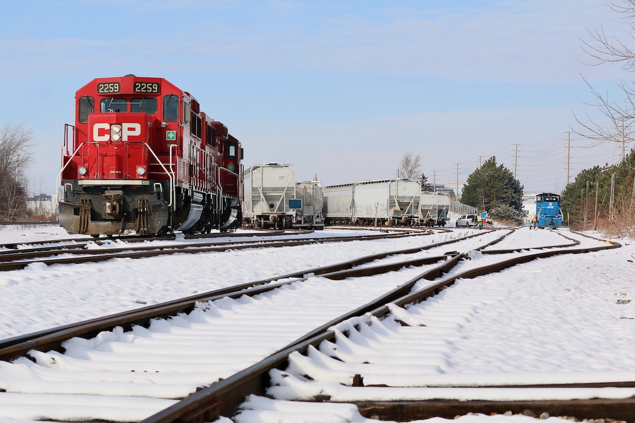 Back on December 20 the end of the Owen Sound sub. was already several days old. It seems for now GMTX 333 has taken up residence at Streetsville yard, and as of December 28 it is still here. Most likely either a case of no rush to send it to its new home or simply because the contract doesn't end till the end of the month so possibly the unit has to be on hand till then, although we all know there will not be another northbound run. This day the fresh snow gives the yard a clean look as local T14 backs onto a cut of cars in the yard , while someone gives 333 some attention, most likely making sure the unit is ready for its next trip, whenever that maybe. Things certainly have gotten a bit more boring around Streetsville without OBRY.