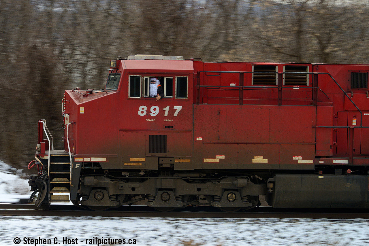 I found Santa heading back to the North Pole, hitching a ride on a CP freight... I guess the Christmas train did run this year! Merry Christmas to everyone, wishing everyone health and happiness in 2022!