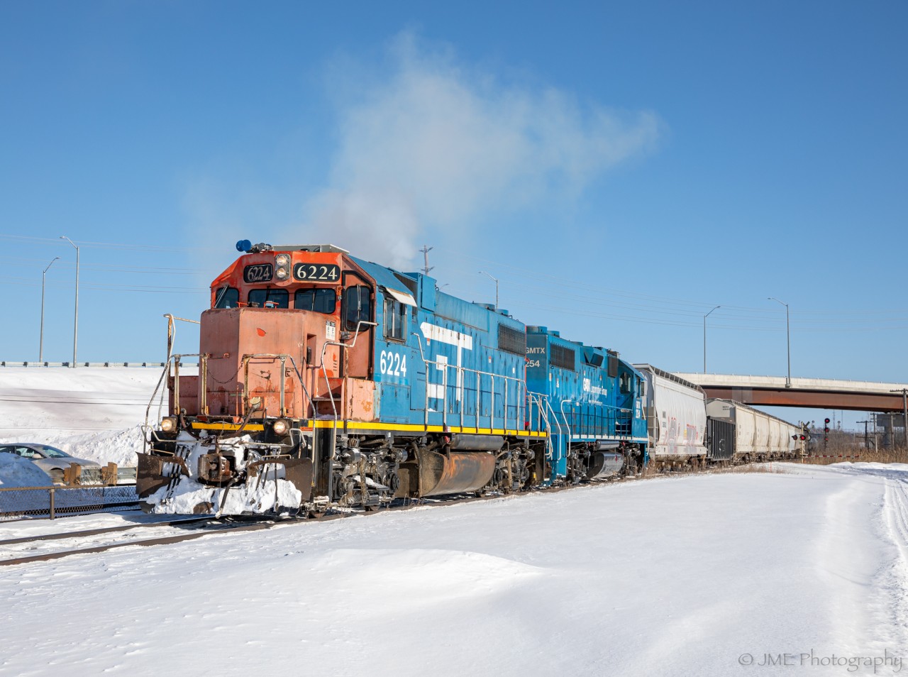 After CN L518 is done it’s work at Kimco Steel, they head towards the Cataraqui Spur interchange switch, where they’ll back up towards Invista and do they’re 2 hour yard shunt.