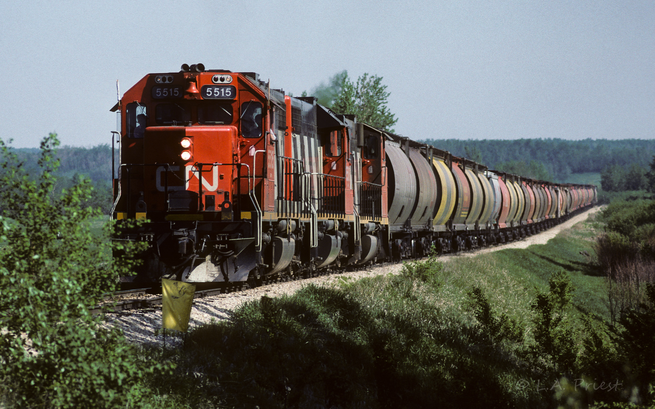 Climbing the hill up to Redwater, the grain extra has quite a bit of power for approx. 40 loaded hoppers. The units are hardly breaking a sweat compared to bringing 50 loaded sulphur hoppers up the same hill.