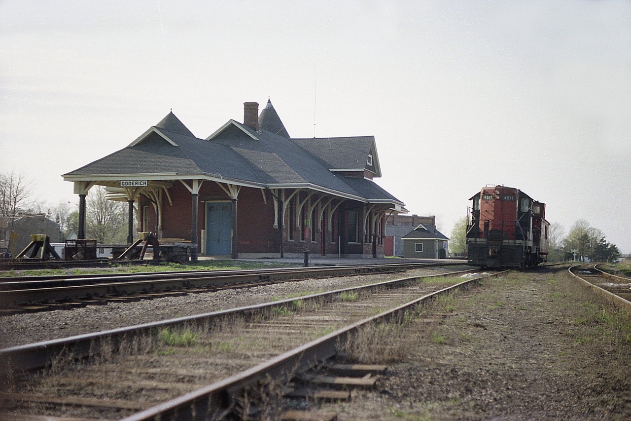 Digging once again into the 'station files', we have here a shot of the CN station at Goderich, Ontario. This was taken back in 1977, a full 15 years before the first GEXR trains ran over the line from here down to Stratford in the spring of 1992.
Not much has changed in all those years. The buildings in the background I believe are gone. The station I believe does not harbour the offices of the GEXR any more; as this building proved expensive to keep operating due to problems such as heating.......
That is CN 4511 sitting out front. I neglected to record the number of the caboose.