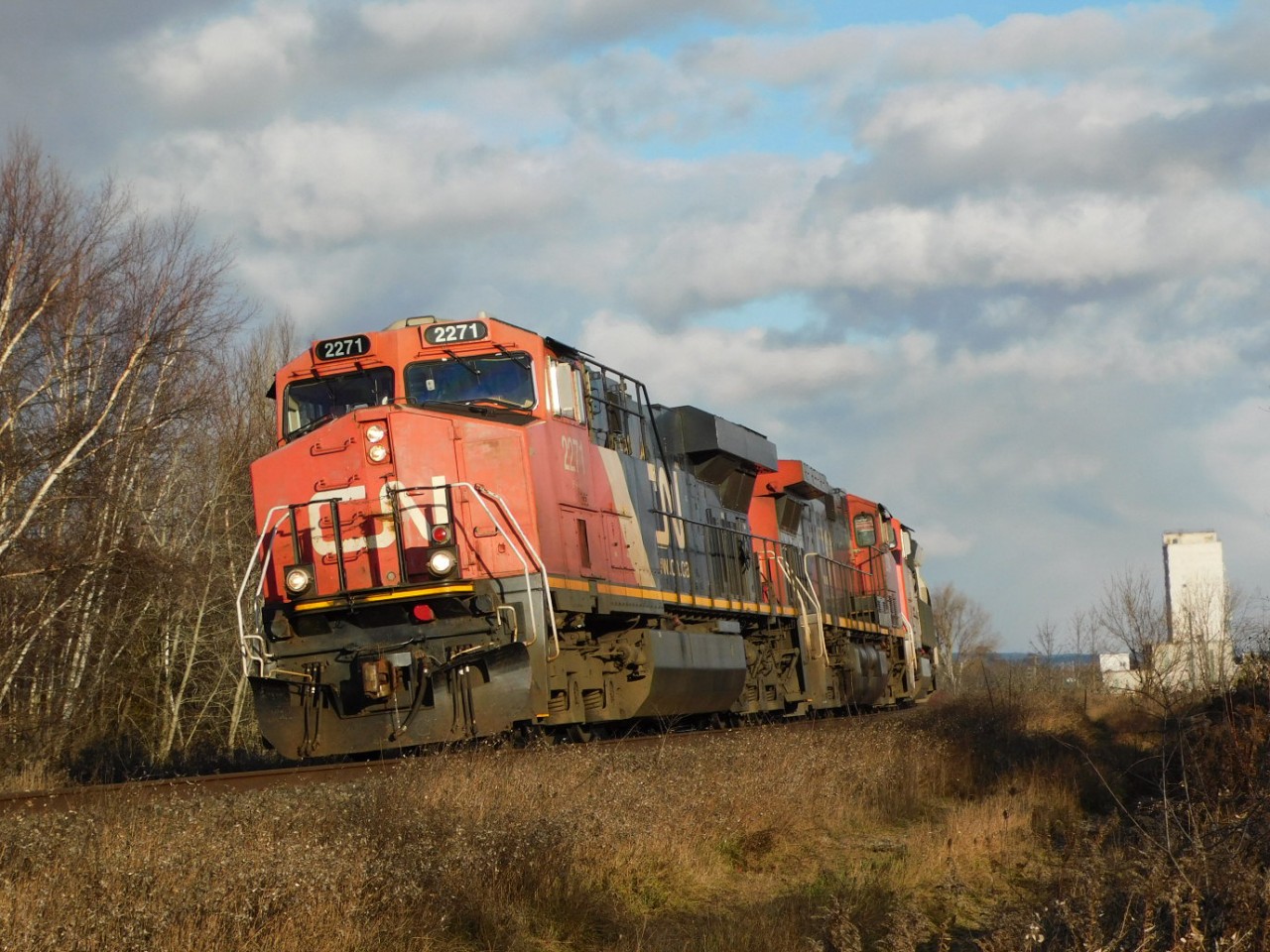 With last minutes before dark a lucky few min of sun popped out for a nice shot of this train on the elevated curve.