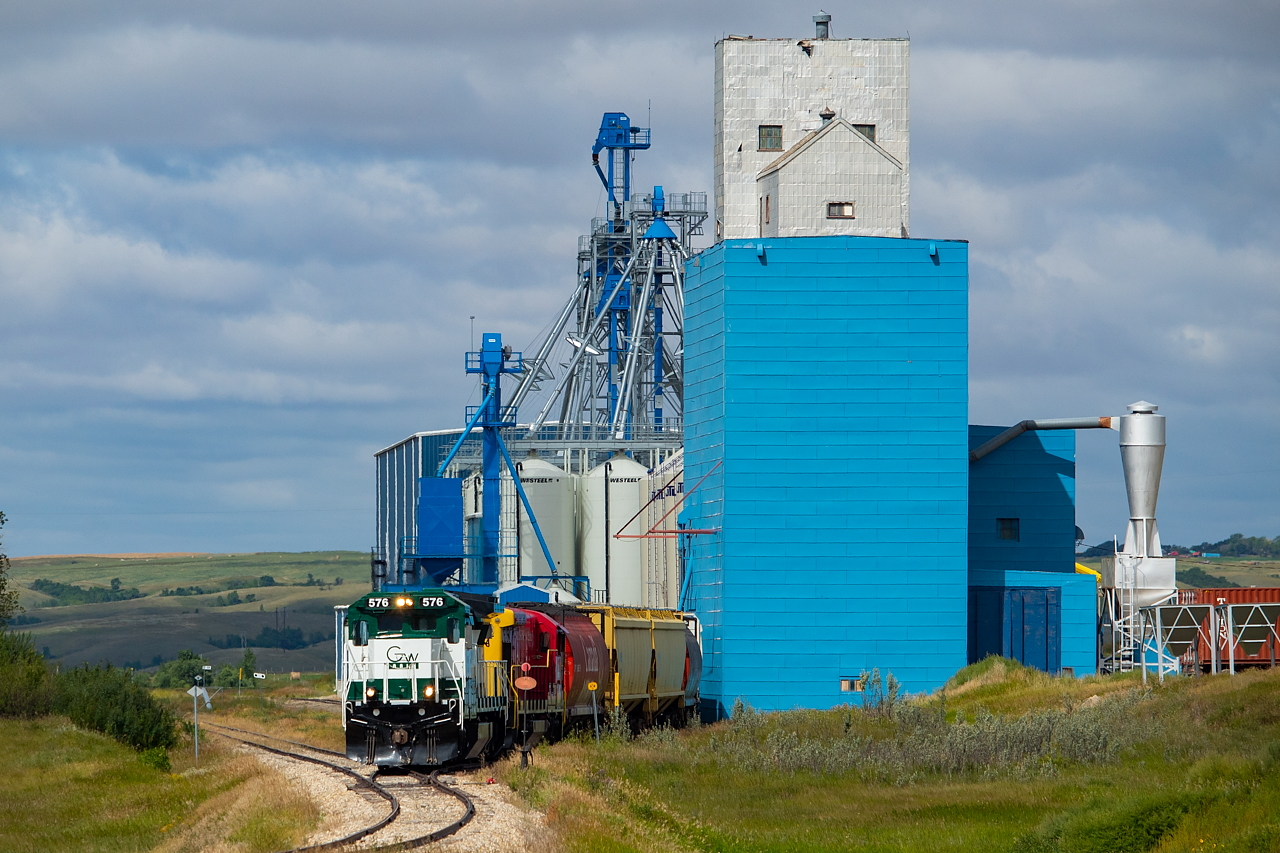 On the Red Coat Road and Rail, operated by Great Western Railway, the crew of GWRS train 812 spot empties at Superior Pulses in Verwood, Saskatchewan.