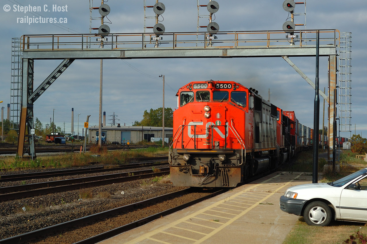 Just  a few months after getting a half decent camera, I'm in Sarnia visiting the in-laws and decided to spend the morning for the rush. CN 148 (I Assume given the timing) is coming out of the tunnel at 0940 with a nice class leader and there's no sun to be had, just as the train came into this frame the sun came out. That's my 1st vehicle at right, "Bessie" as I called it. Things were different even then.
