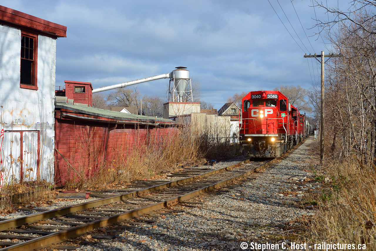 Passing the one time TH&B Customer Lawson Lumber, TH21 is making a beeline back to Kinnear to finish for the day and go off duty on a cool December day. I got lucky with the sun on this one..
