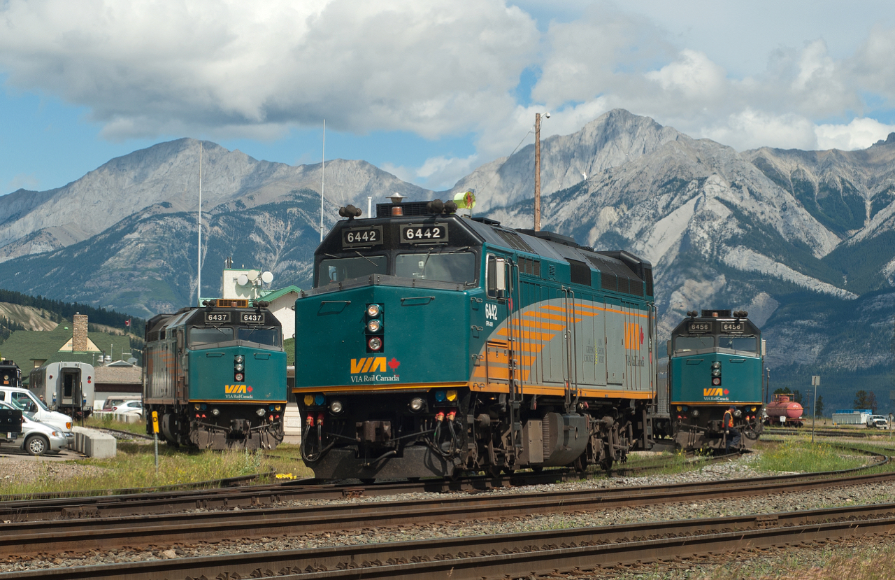 VIA#1 shuffles power around at the west end of Jasper as passengers support the local economy. The 6437 at left was just set out and lead unit 6442 is about to tie back on to it's train.