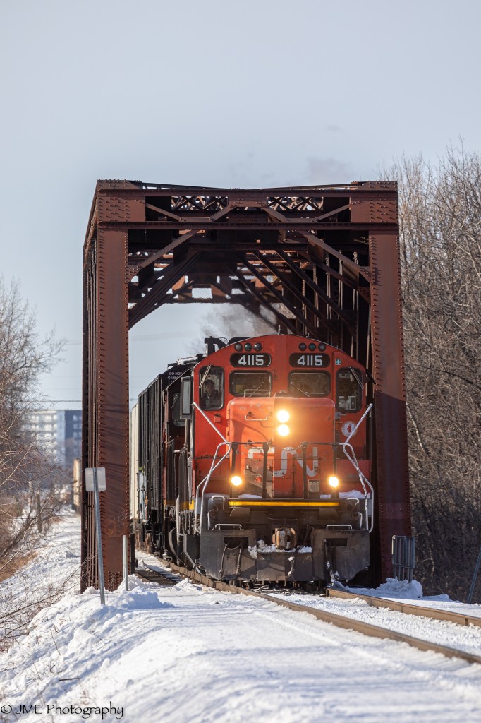 CN L538 goes across the bridge crossing over the Saint Charles River, as they head to Cecile Jct, where they’ll pick up cars dropped off by the Beauharnois CSX local, before heading northward back to Coteau.