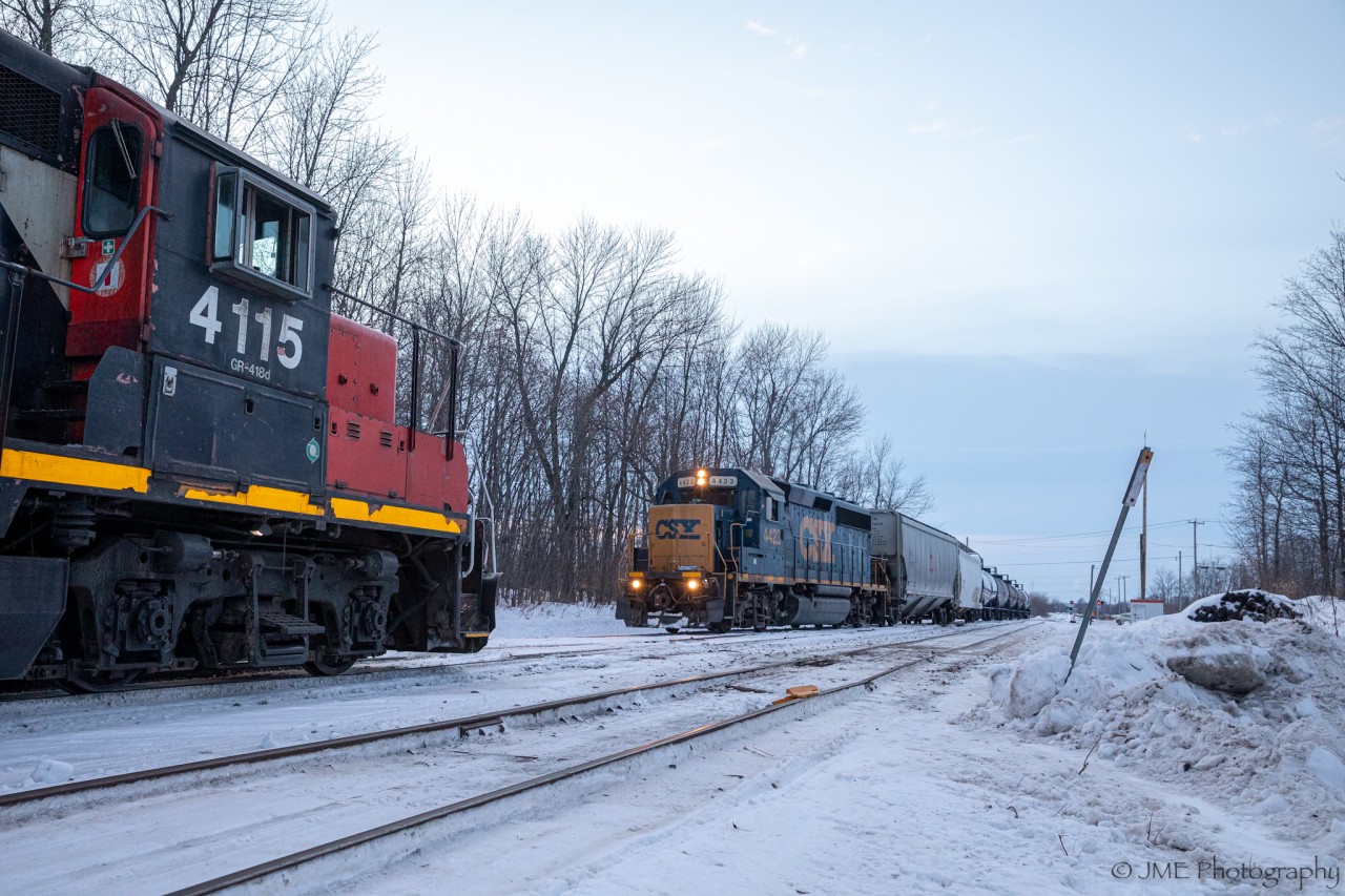 CN L538 is waiting at Cecile Jct to continue northbound back to Coteau, but it’s quite a mess cause the Beauharnois CSX local has to clear the Valleyfield first for M327 to come down, then when 327 clears, 538 has the right of way back to Coteau.