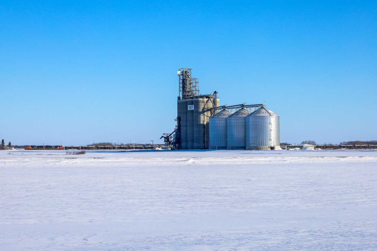 Jackson, Mississippi to Nampa, Alberta U 75771 11 rolls past the relatively new G3 Grain Elevator at Morinville.