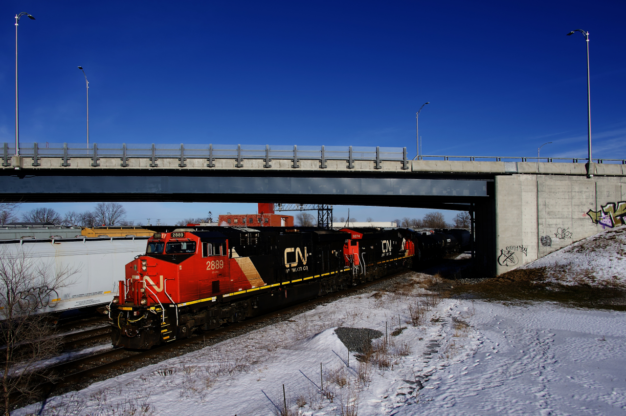 CN 369 has CN 2889 & CN 3274 for power as it passes counterpart CN 368.