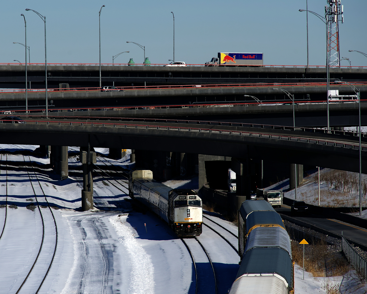VIA 62 has wrapped F40's at both ends as it passes the tail end of CN 305.