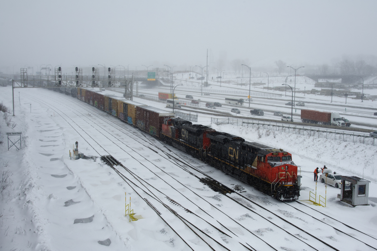 The outbound crew is getting out of the taxi just after CN 305 arrived at Turcot Ouest in the midst of a snowstorm.