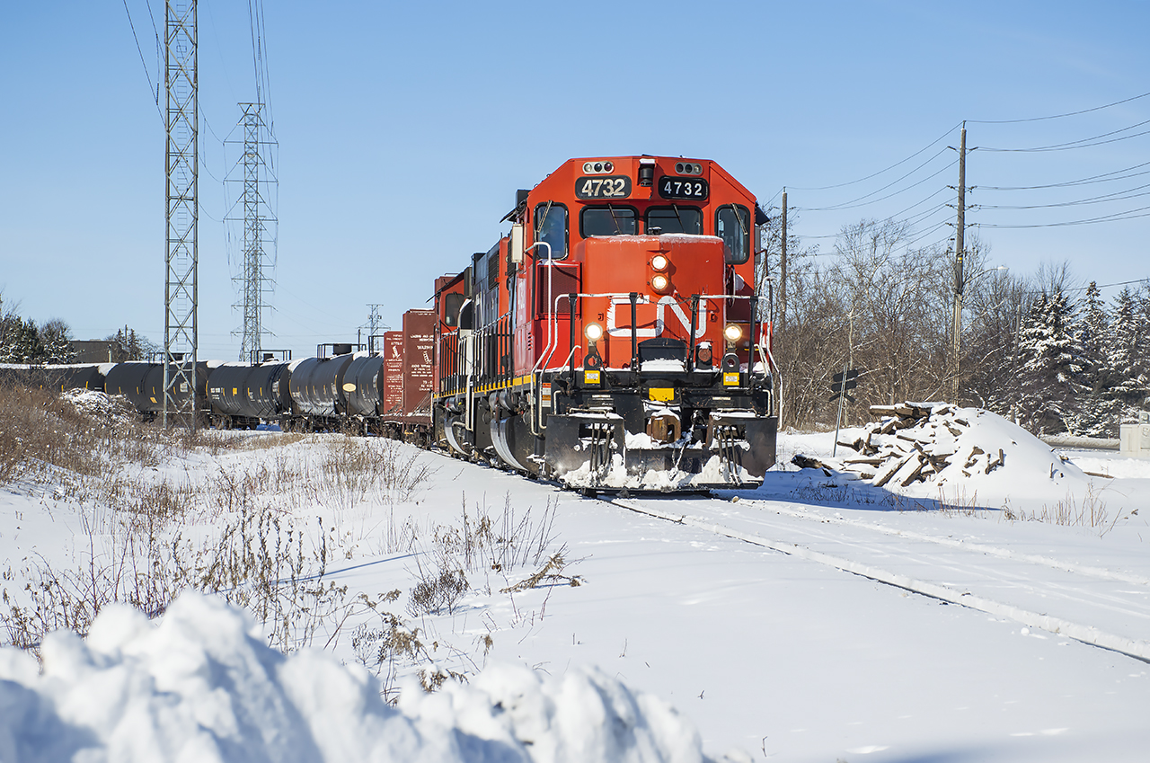 CN L542 rounds the south leg of the wye in Guelph's north industrial park with 19 cars on the drawbar, including 17 from interchange with the GEXR.