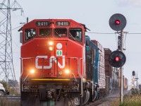 After L589 is done it’s work at CN’s Coteau Yard, they’re now seen returning back towards Ottawa on VIA’s (former CN) Alexandria Subdivision. Even though L589 is on VIA territory, the searchlights they’re passing by are CP Rail signals as the Diamond that they’re running over in the distance is CP’s Winchester Subdivision.