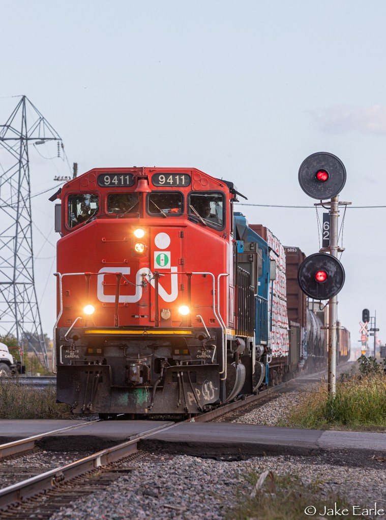After L589 is done it’s work at CN’s Coteau Yard, they’re now seen returning back towards Ottawa on VIA’s (former CN) Alexandria Subdivision. Even though L589 is on VIA territory, the searchlights they’re passing by are CP Rail signals as the Diamond that they’re running over in the distance is CP’s Winchester Subdivision.