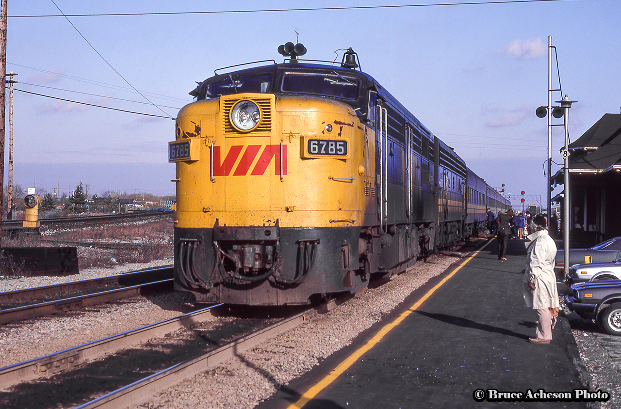 VIA 73 is seen making it's station stop at Burlington West.  Looks like it's a weekend with the lengthened consist.