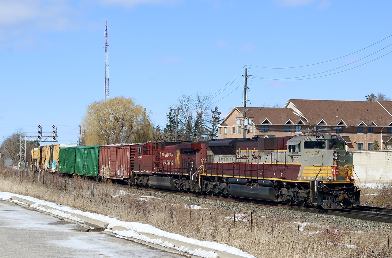 I can’t miss a chance to photograph my 1:1 Scale version of my Athearn model, LOL! It seems 234 can be quite unpredictable these days as I expected it to go through in the dark last night. Here it is with 7010 in the lead rolling through Streetsville just after noon. The green boxcars trailing should be rebuilt old Quebec Central ones that were picked up years ago second hand.