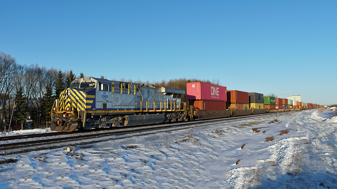 Ex CitiCorp ES44AC, now CN 3969 heads an intermodal east away from Clover Bar.