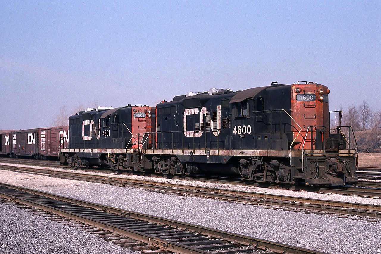 I must confess the GP9 was my favourite GMD model.  Its a good thing too, because back in the 70's the CN facility in Fort Erie was loaded with them. And I liked them as old plain black with the white noodle. This pair, CN 4600 and 4601, sitting near the office........were just a couple of examples of what must have been at least 20 of them based there. CN 4600 eventually became 4009 in the early 90s after rebuild; retired 2007, as did 4601 in becoming 4101 and retired 2001.