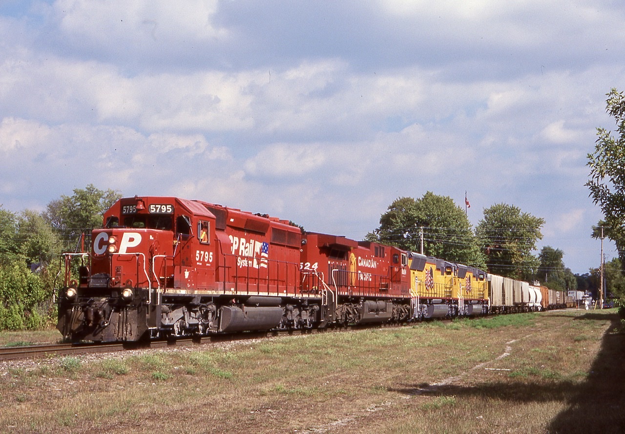 I didn’t make a lot of trips to London over the years. I kind of wish I did, especially while GMD was still around and in the locomotive business. It is unfortunate most new locomotive deliveries headed west out of London and not east so I didn’t catch too many on this side other then the Canadian roads and the occasional CSX unit. This day passing by CP’s yard we found a pair of brand new Union Pacific  SD70M’s numbered 5114 & 5113. It wasn’t long before train 261 arrived and lifted the units so we headed a bit west and waited. Luckily the clouds finally cleared as the train arrived.