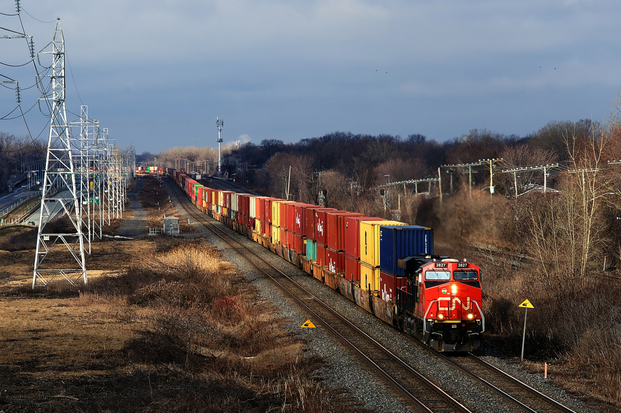 CN 186 (which originates in Prince Rupert in British Columbia) is passing through Beaconsfield with an ES44AC up front and another mid-train.